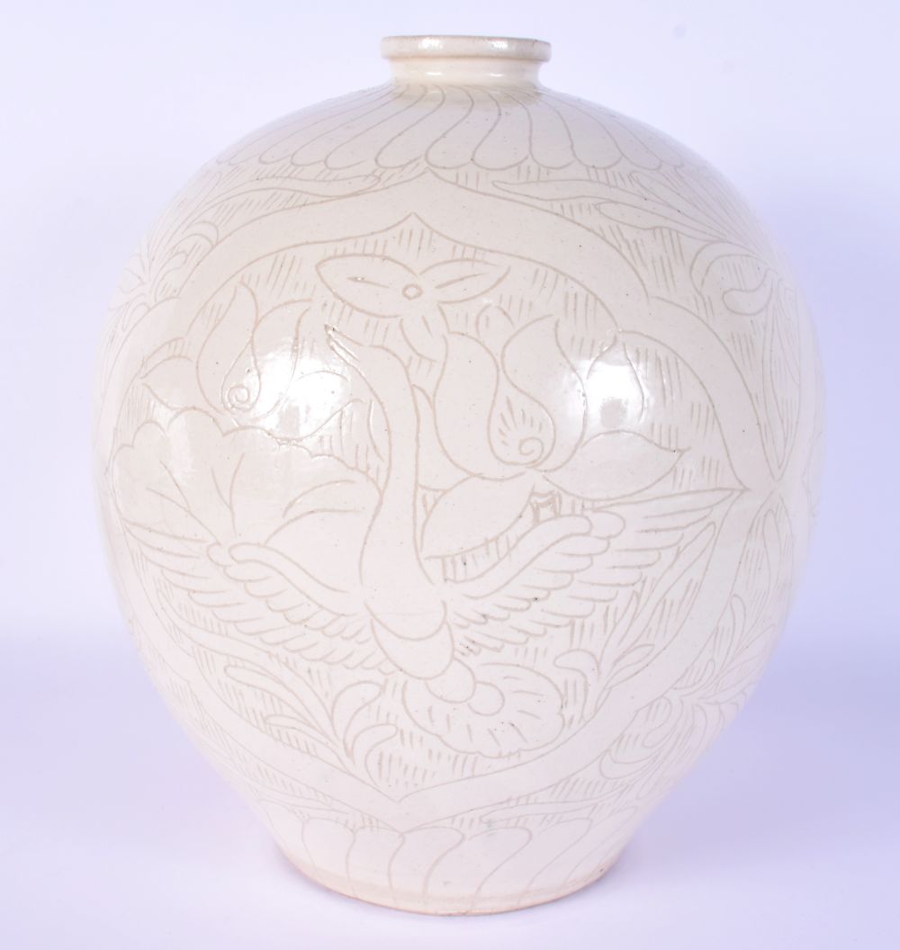 A RARE CHINESE QING DYNASTY INCISED WHITE GLAZED BULBOUS VASE decorated with birds and foliage. 24 c - Bild 2 aus 5