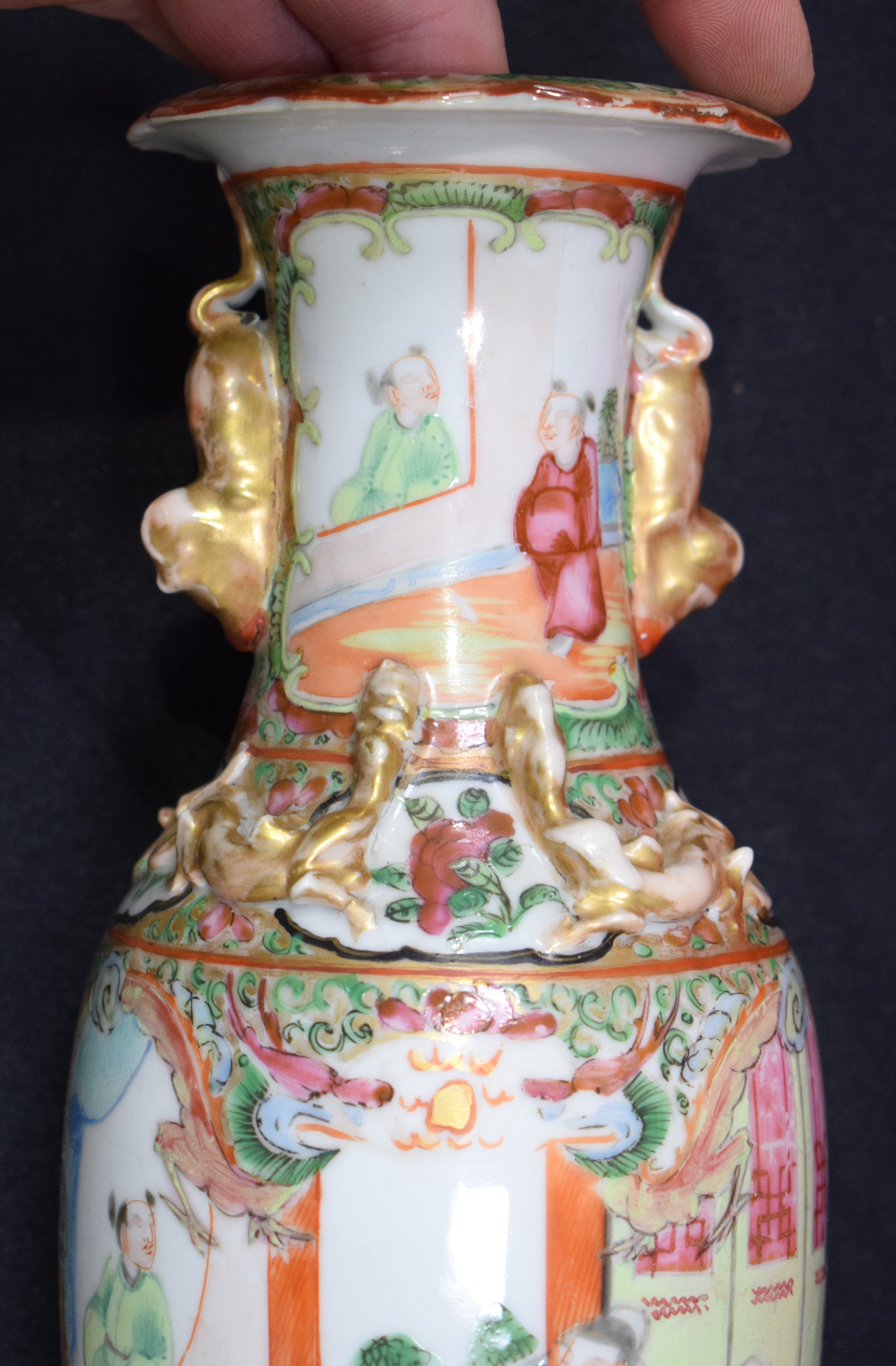 A SET OF THREE 19TH CENTURY CHINESE CANTON FAMILLE ROSE VASES Qing. Largest 28 cm high. (3) - Bild 18 aus 25