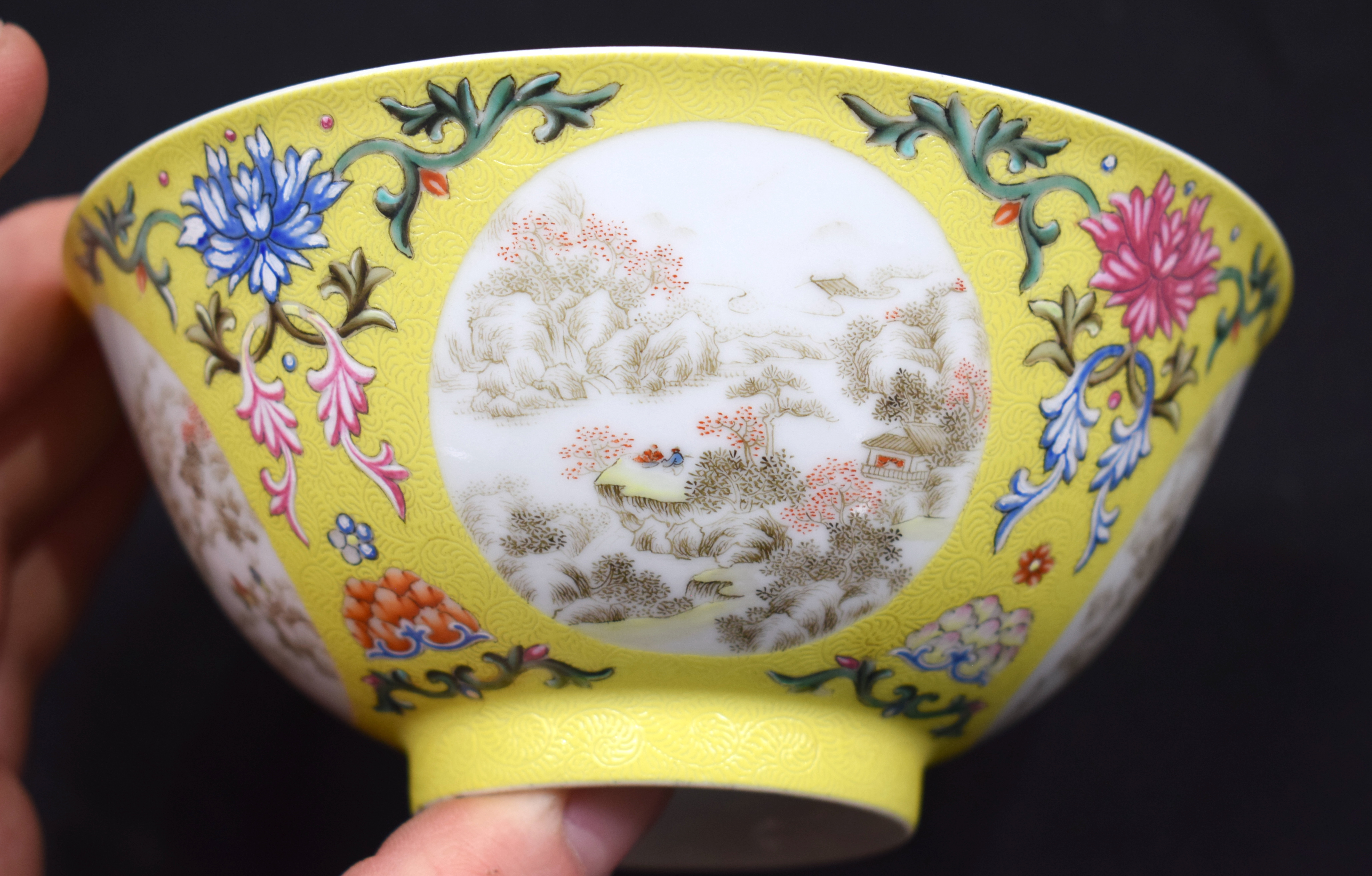 AN EARLY 20TH CENTURY CHINESE FAMILLE ROSE SCRAFITO PORCELAIN BOWL Late Qing/Republic, enamelled wit - Bild 6 aus 12