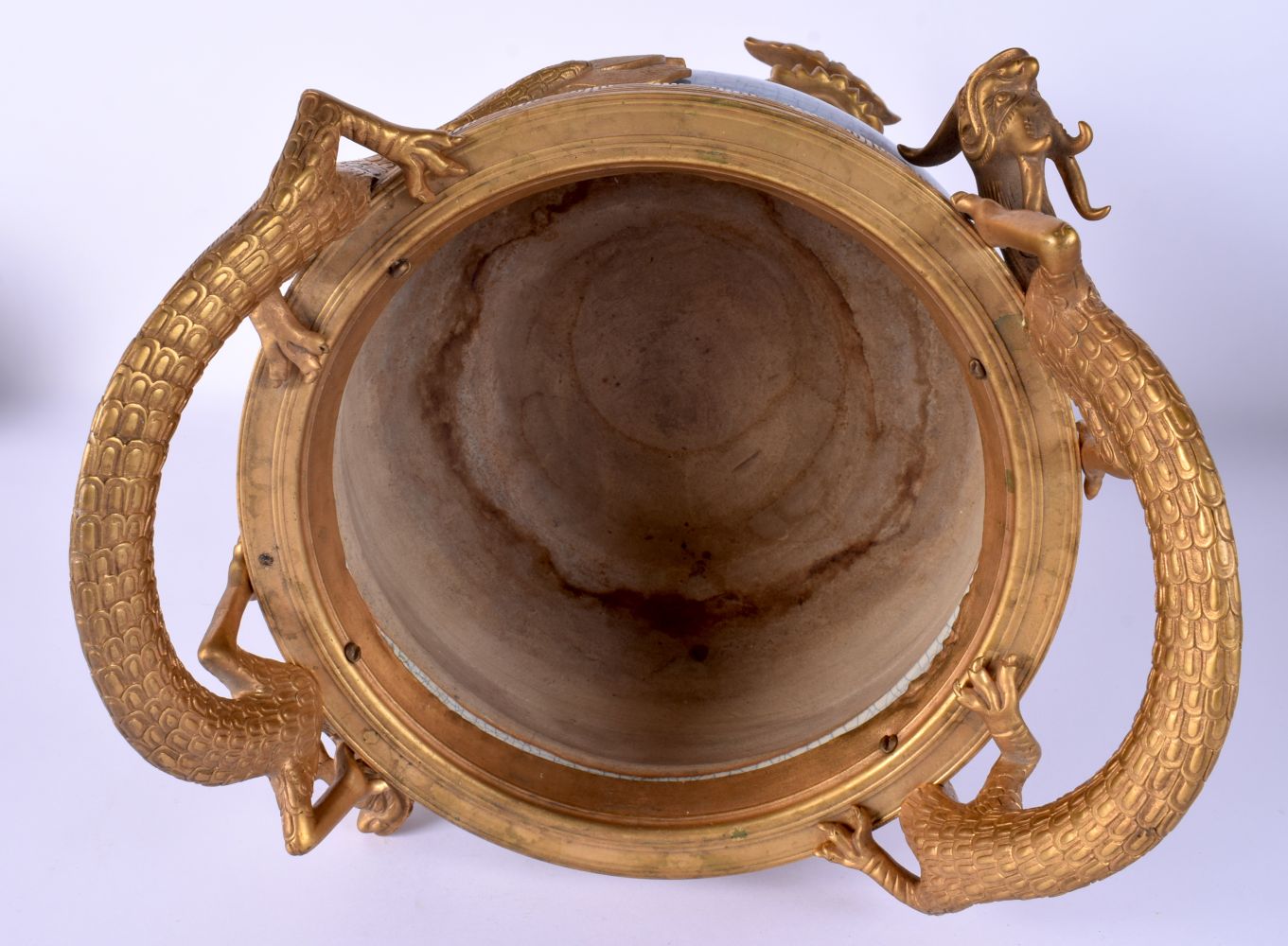 A RARE 19TH CENTURY CHINESE BRONZE MOUNTED GE TYPE CENSER overlaid with stylised dragon handles. 33 - Bild 5 aus 6