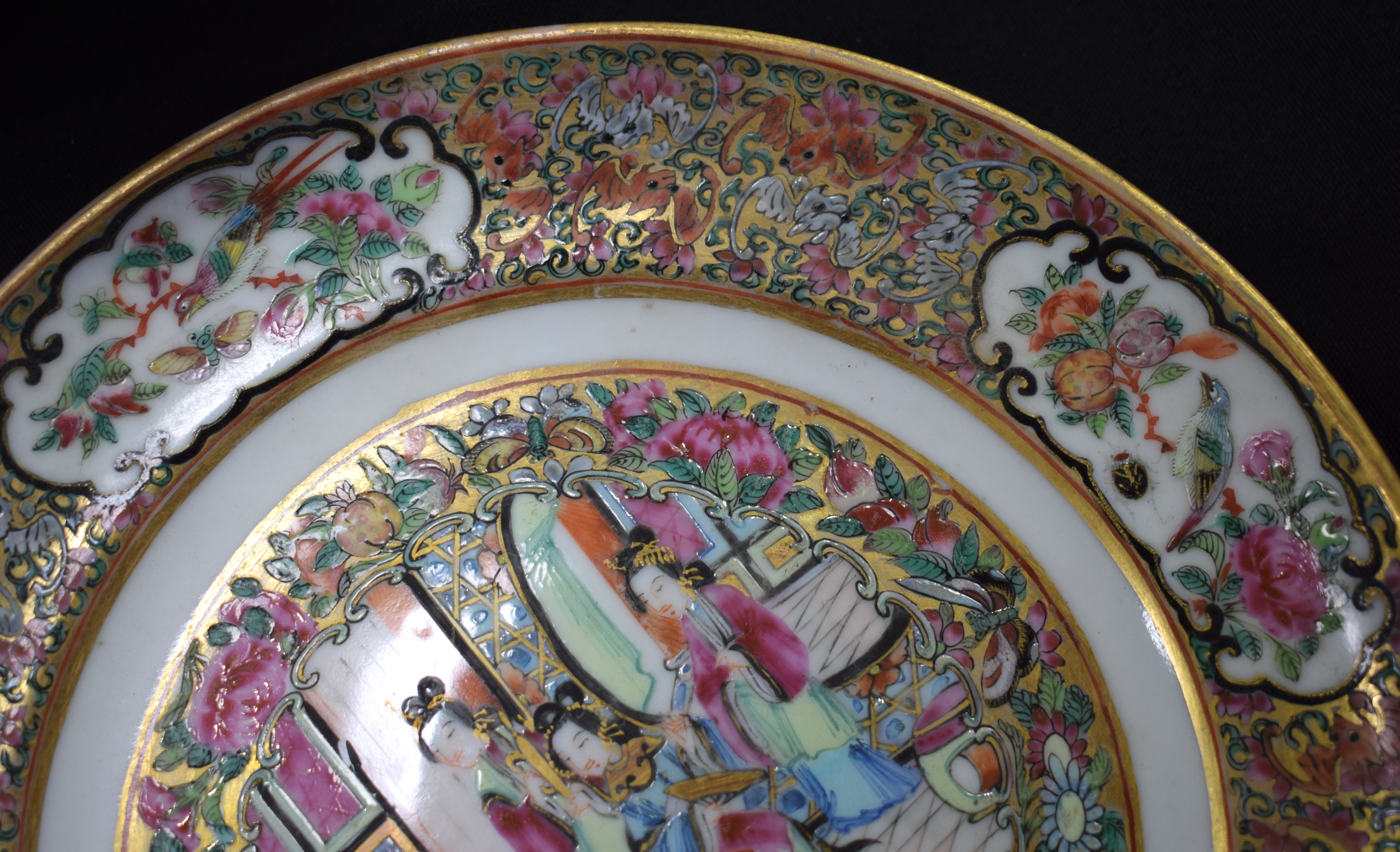 A SET OF FOUR 19TH CENTURY CHINESE CANTON FAMILLE ROSE PLATES Qing. 19 cm diameter. (4) - Bild 12 aus 30