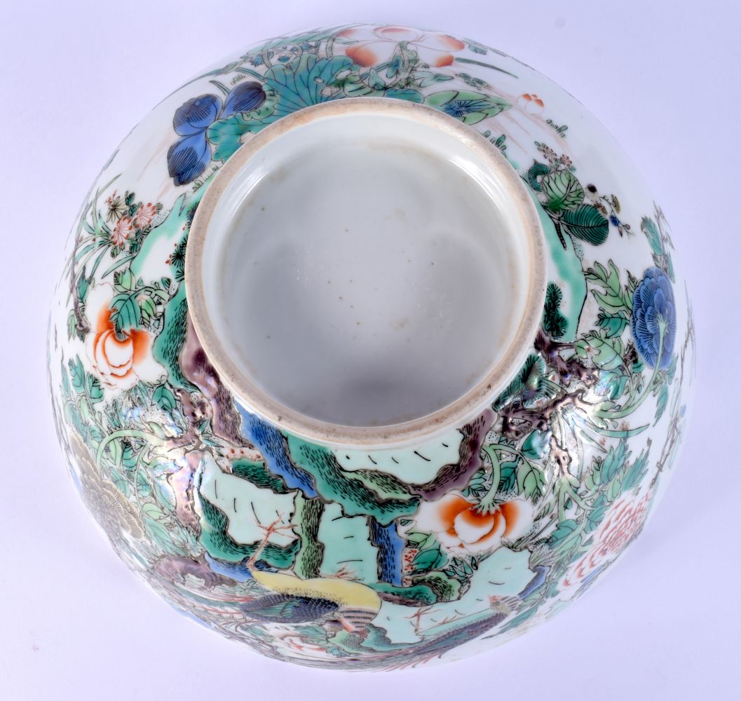 A LARGE EARLY 18TH CENTURY CHINESE FAMILLE VERTE PORCELAIN BOWL Late Kangxi, painted with bold folia - Bild 4 aus 17