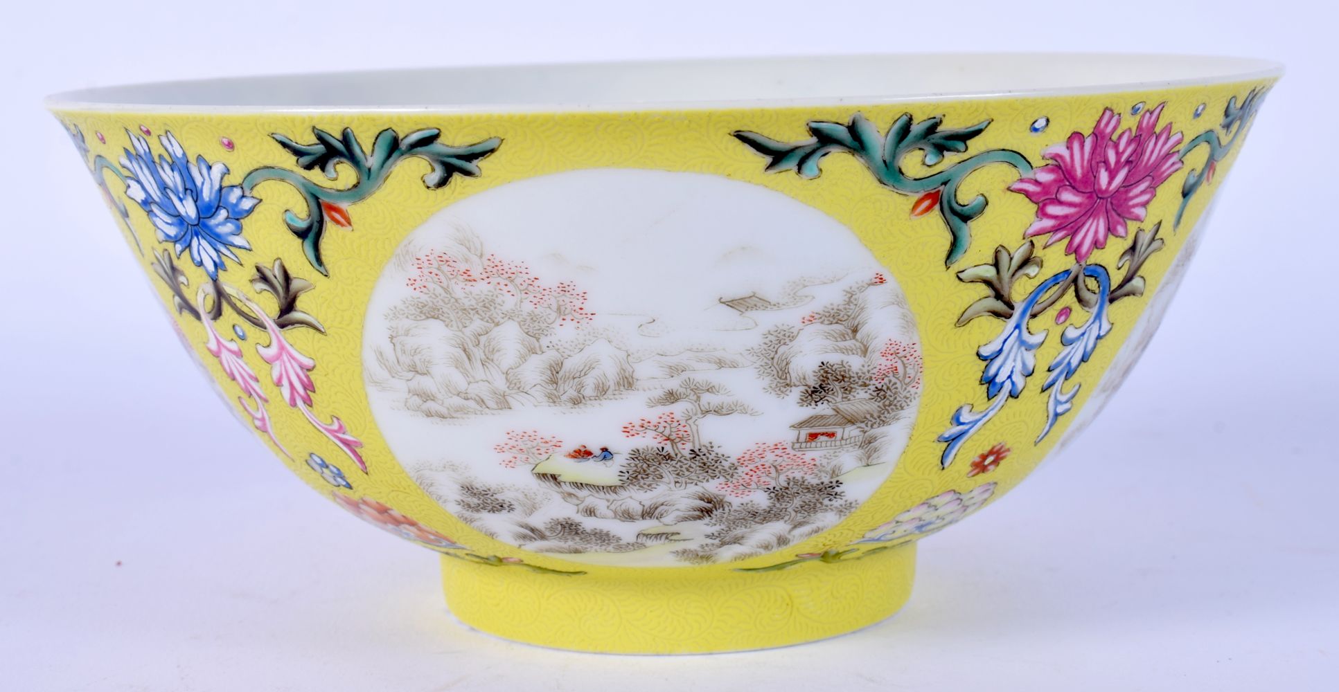 AN EARLY 20TH CENTURY CHINESE FAMILLE ROSE SCRAFITO PORCELAIN BOWL Late Qing/Republic, enamelled wit - Bild 2 aus 12