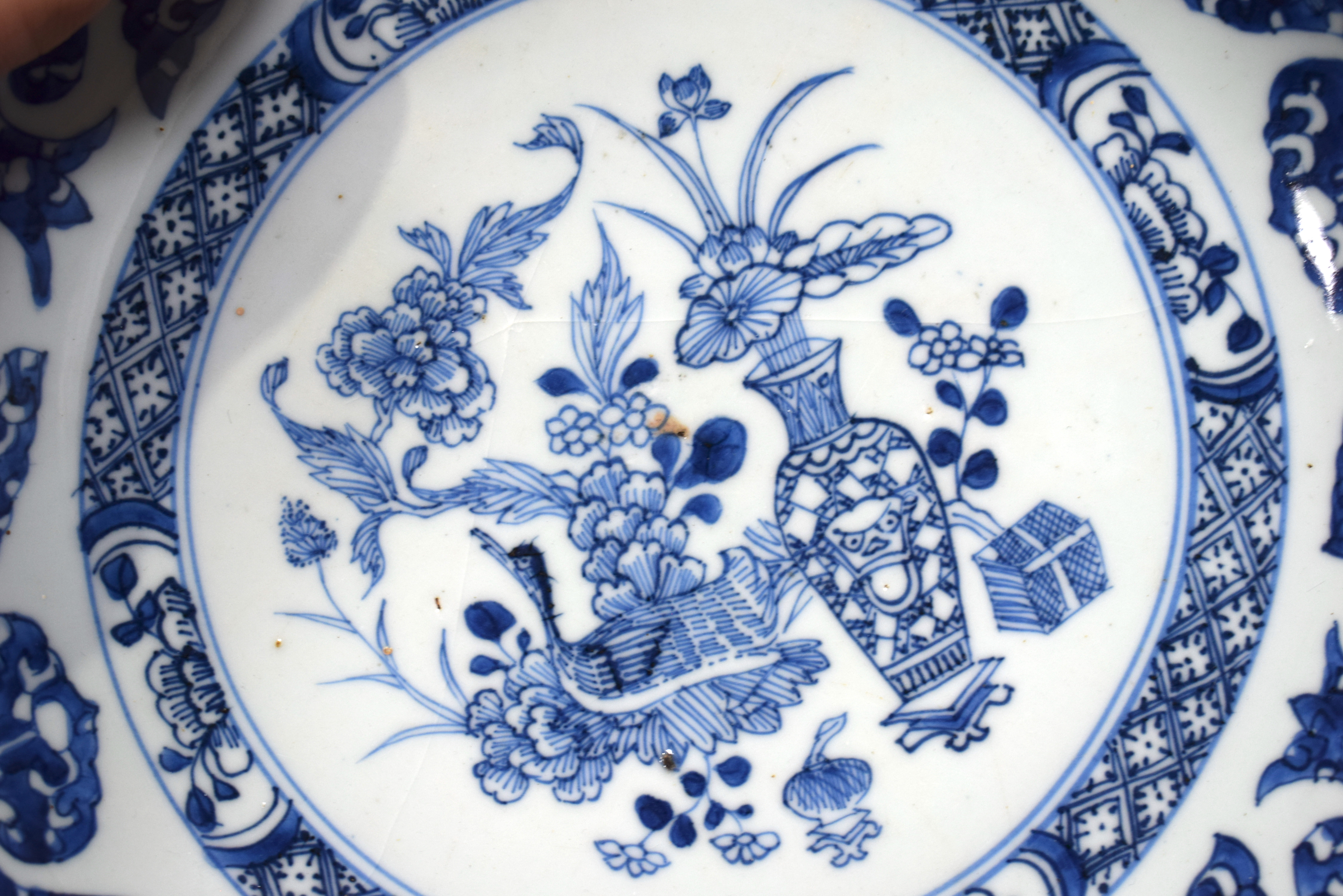 AN 18TH CENTURY CHINESE EXPORT BLUE AND WHITE PLATE Kangxi/Yongzheng, together with a Canton vase & - Bild 25 aus 36
