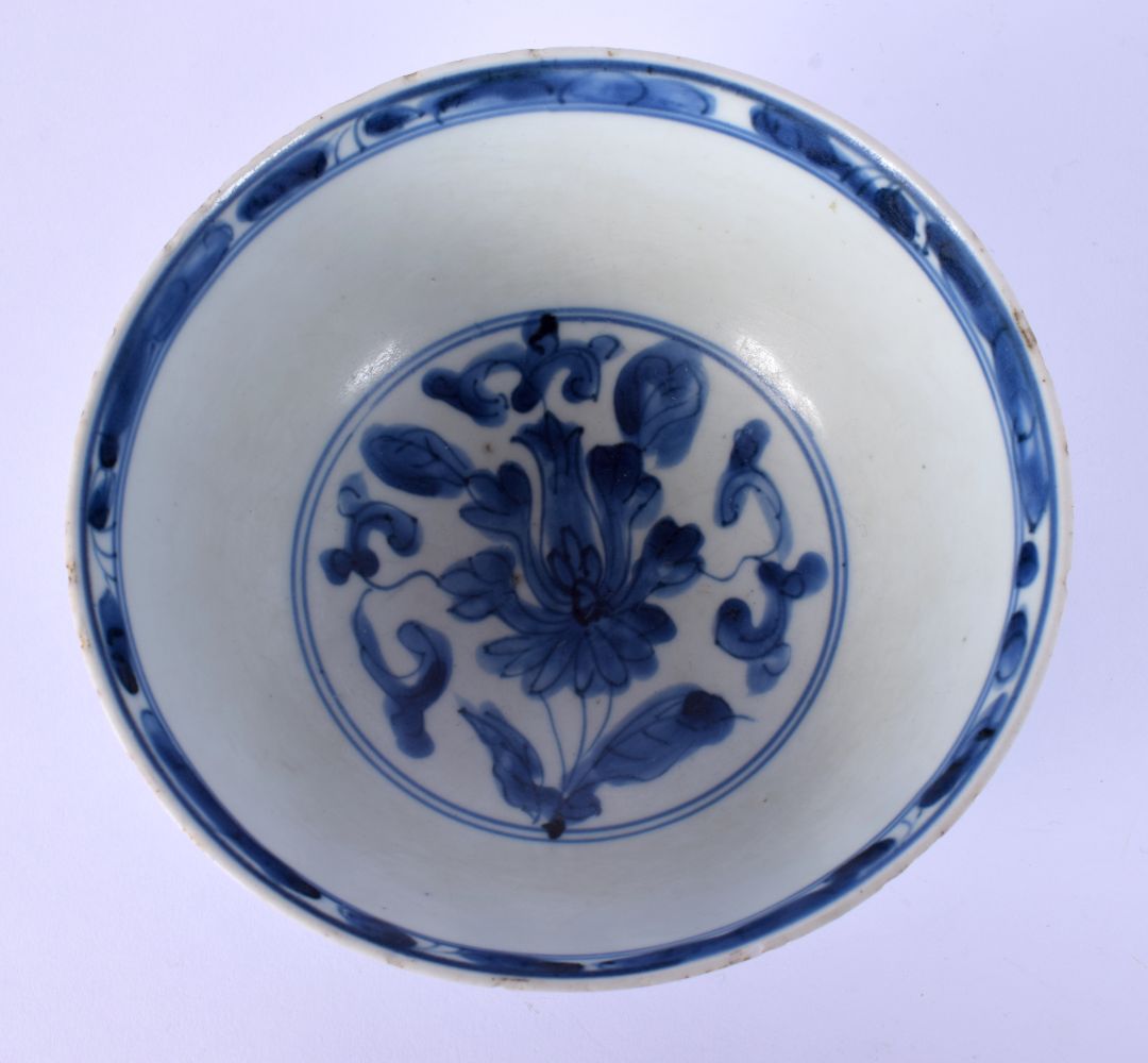 A 17TH/18TH CENTURY CHINESE BLUE AND WHITE PORCELAIN BOWL Kangxi/Yongzheng, painted with flowers. 14 - Bild 3 aus 4