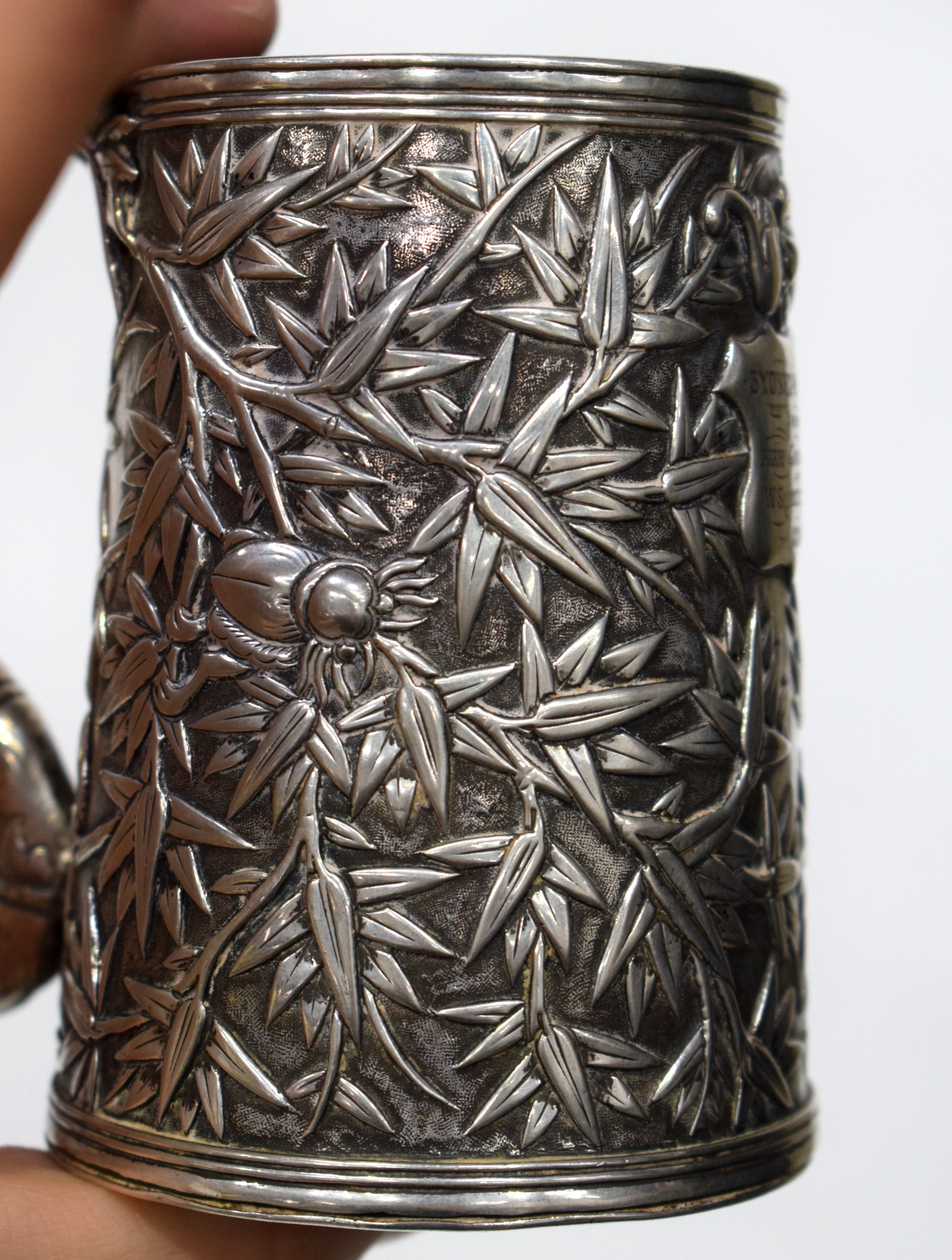 A 19TH CENTURY CHINESE EXPORT SILVER MUG smothered in bamboo shoots. 203 grams. 10 cm high. - Bild 8 aus 12