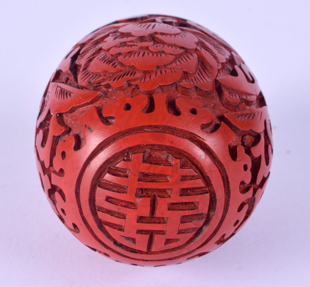 A 19TH CENTURY CHINESE CANTON ENAMEL TEABOWL together with a Cinnabar lacquer egg. Largest 8 cm diam - Bild 4 aus 5