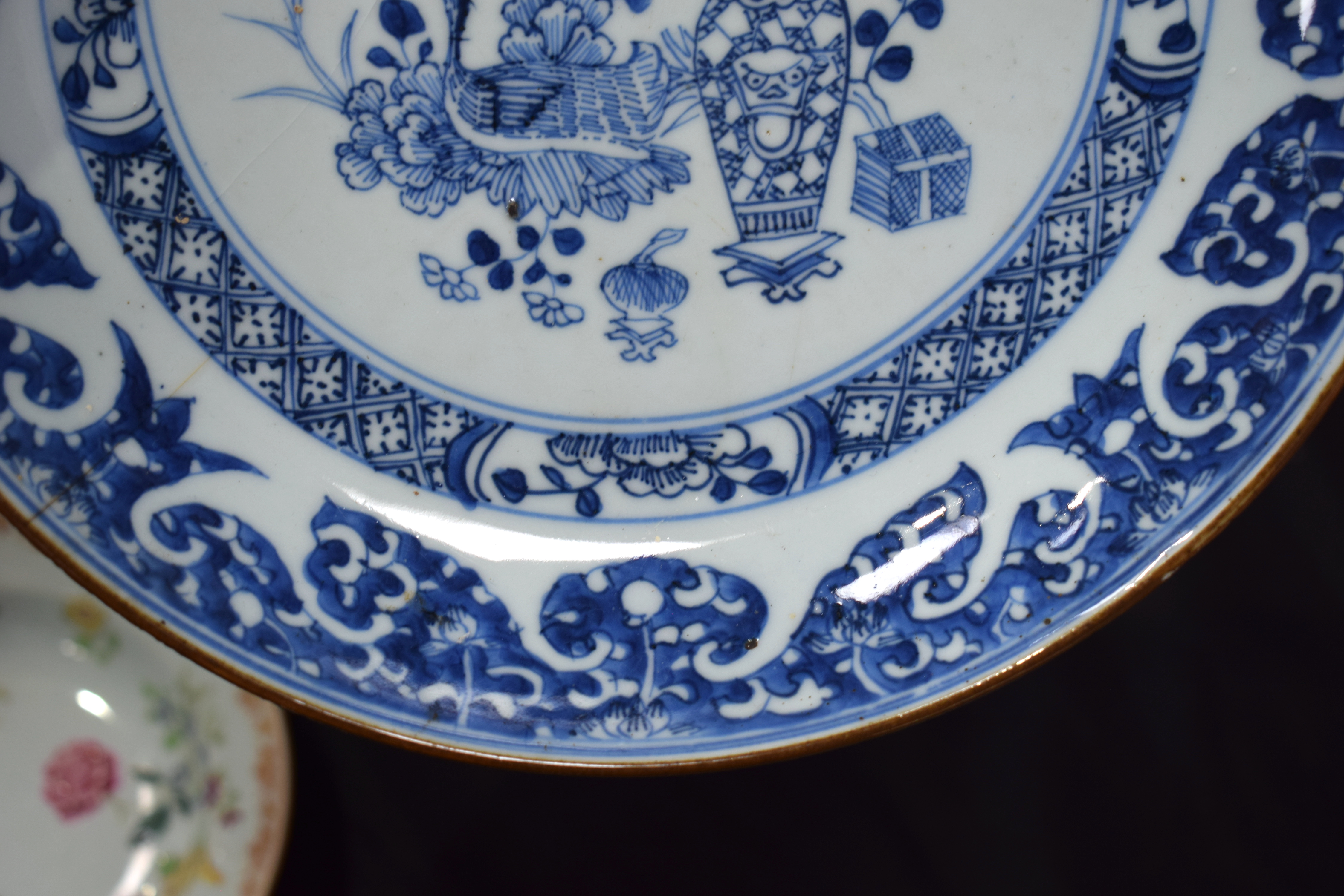 AN 18TH CENTURY CHINESE EXPORT BLUE AND WHITE PLATE Kangxi/Yongzheng, together with a Canton vase & - Bild 23 aus 36