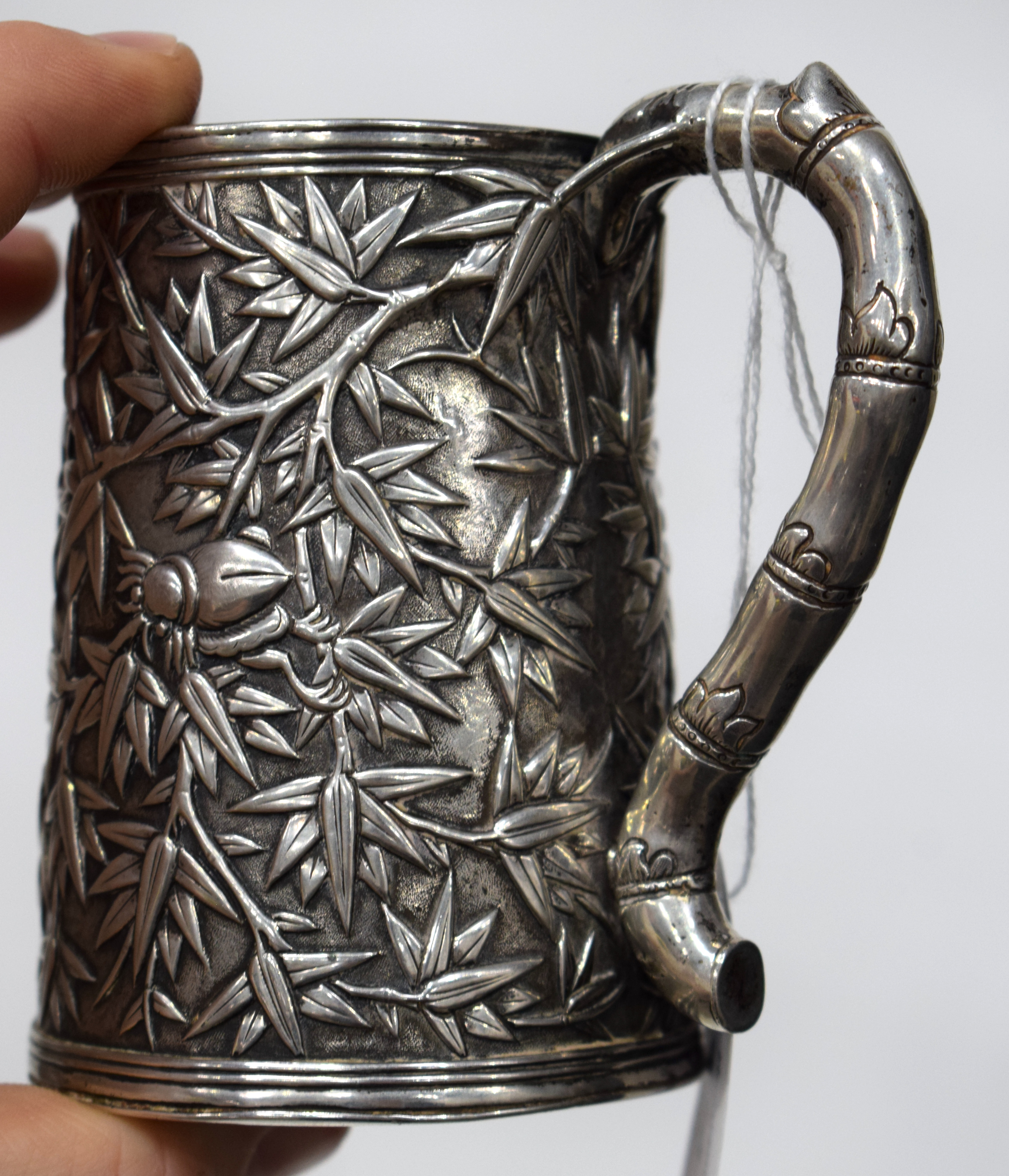 A 19TH CENTURY CHINESE EXPORT SILVER MUG smothered in bamboo shoots. 203 grams. 10 cm high. - Bild 9 aus 12