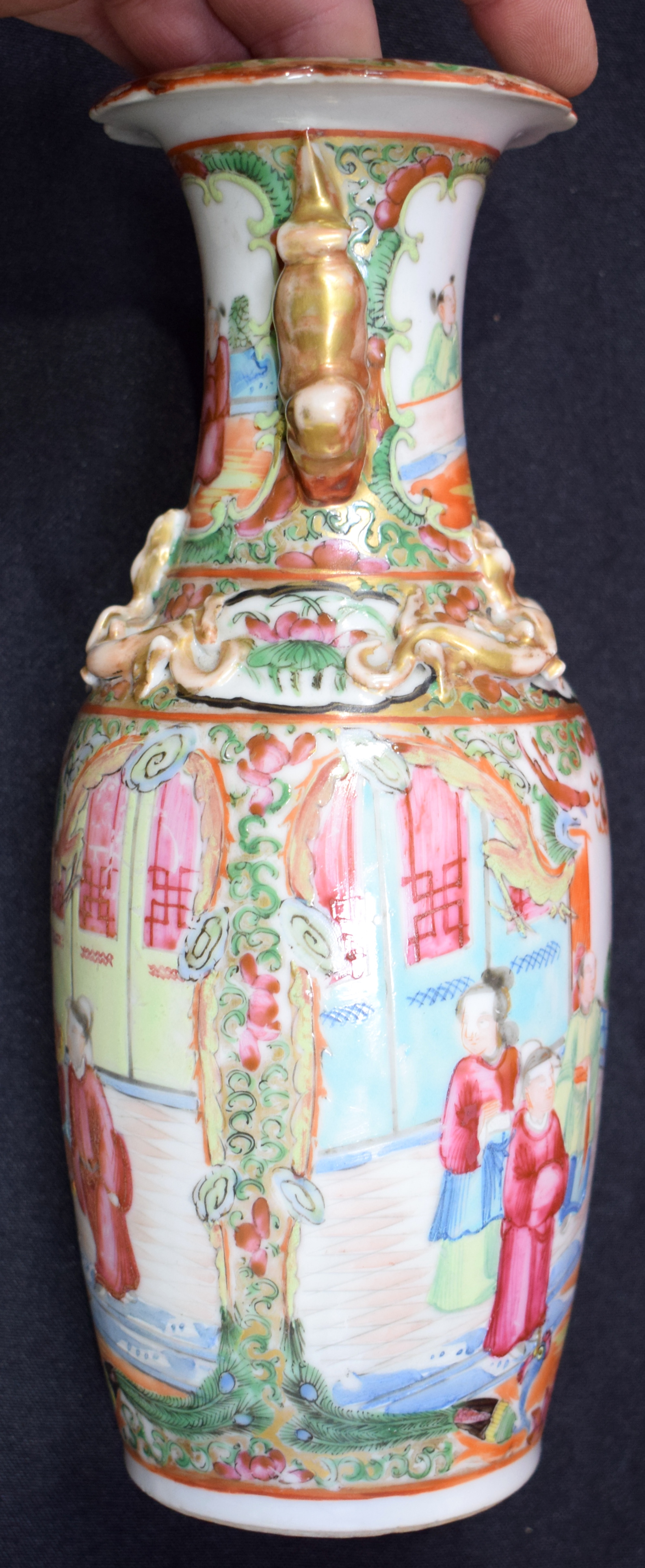 A SET OF THREE 19TH CENTURY CHINESE CANTON FAMILLE ROSE VASES Qing. Largest 28 cm high. (3) - Bild 20 aus 25