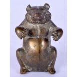 A RARE 18TH/19TH CENTURY CHINESE BRONZE FIGURE OF A BEAR Han Dynasty style. 7 cm x 3.5 cm.