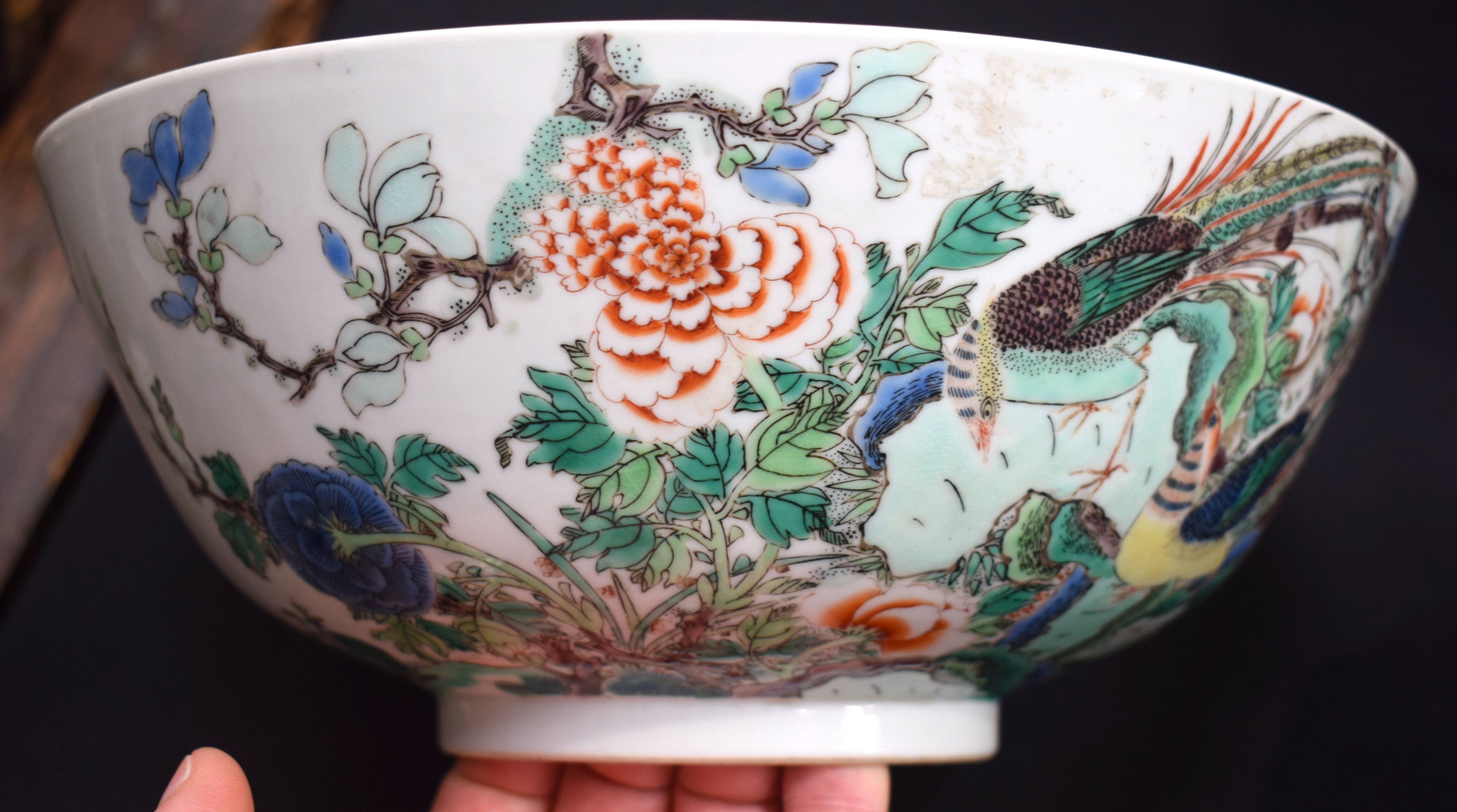 A LARGE EARLY 18TH CENTURY CHINESE FAMILLE VERTE PORCELAIN BOWL Late Kangxi, painted with bold folia - Bild 8 aus 17