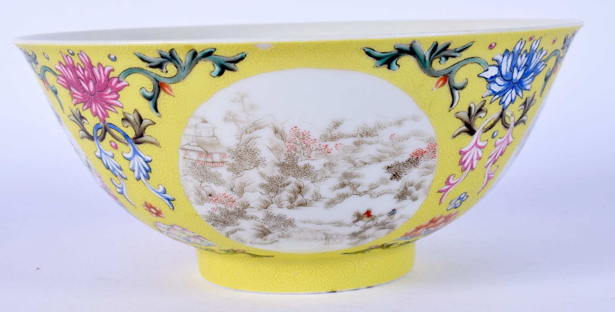 AN EARLY 20TH CENTURY CHINESE FAMILLE ROSE SCRAFITO PORCELAIN BOWL Late Qing/Republic, enamelled wit