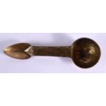 AN UNUSUAL EARLY MIDDLE EASTERN ISLAMIC GILT METAL SPOON engraved with motifs. 21 cm long.