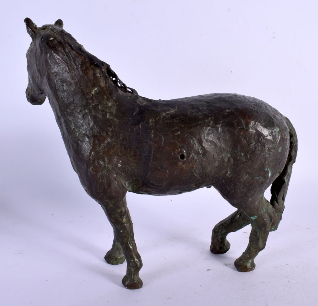 A EUROPEAN BRONZE STUDY OF HORSE 20th Century. 16 cm x 16 cm. - Bild 2 aus 5