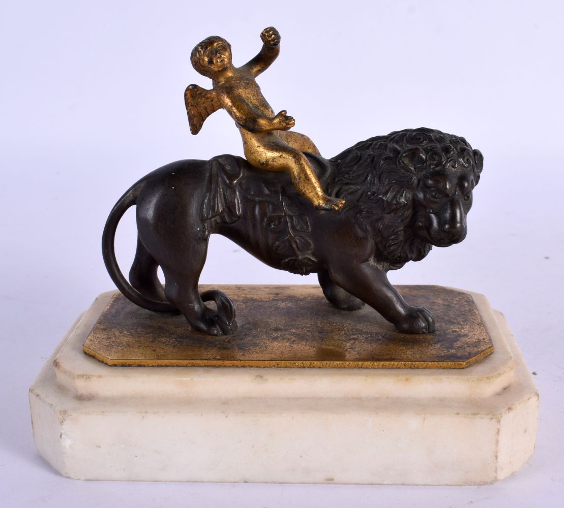 A 19TH CENTURY EUROPEAN GRAND TOUR BRONZE FIGURE OF A LION modelled upon a marble plinth. 11 cm x 11