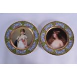 A PAIR OF EARLY 20TH CENTURY VIENNA PORCELAIN CABINET PLATES with richly embellished border. 21.5 cm