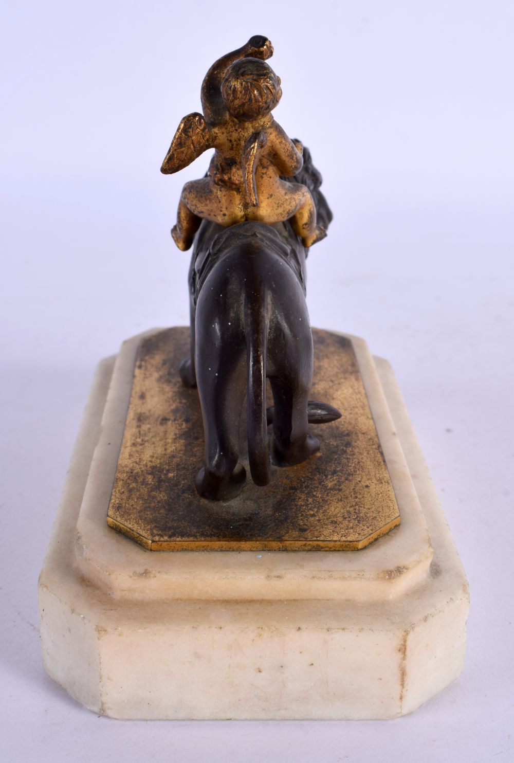 A 19TH CENTURY EUROPEAN GRAND TOUR BRONZE FIGURE OF A LION modelled upon a marble plinth. 11 cm x 11 - Bild 4 aus 6