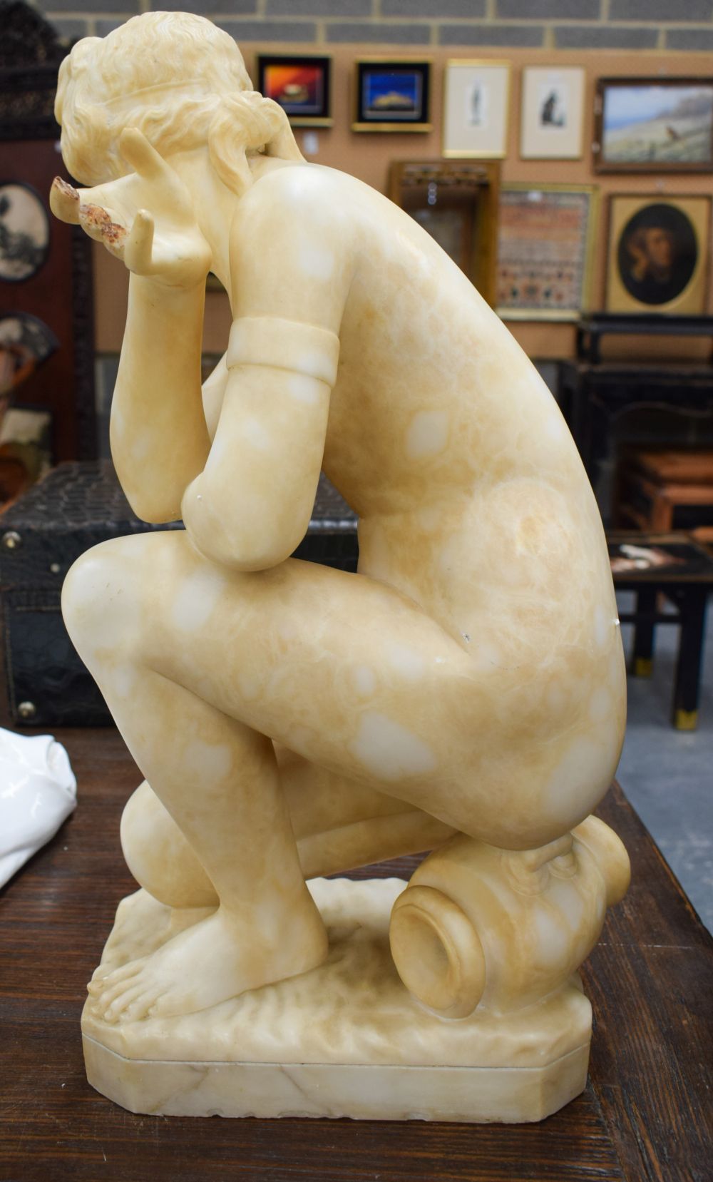 A FINE LARGE 19TH CENTURY ITALIAN CARVED MARBLE FIGURE depicting the crouching Venus 55 cm x 30 cm. - Bild 3 aus 5