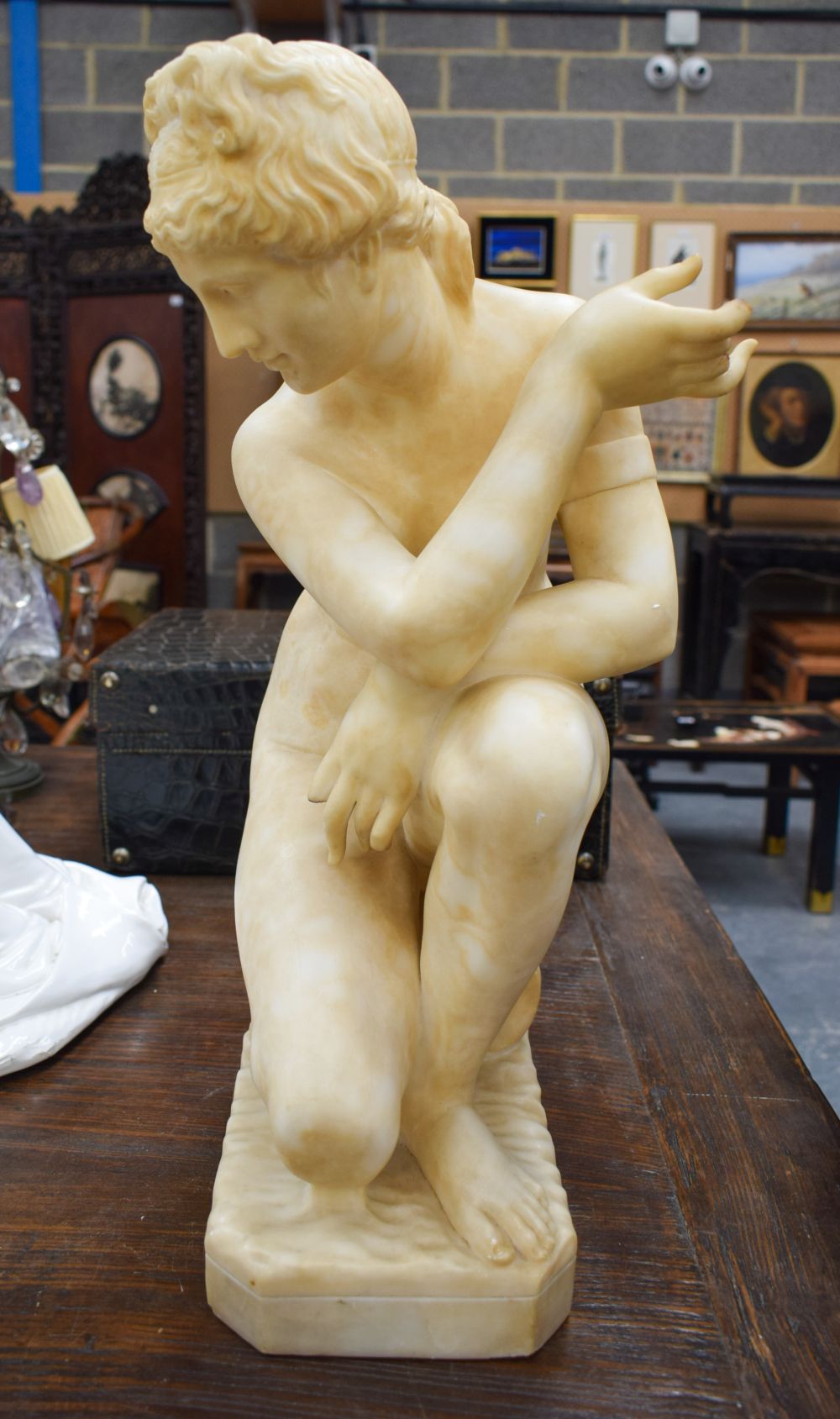 A FINE LARGE 19TH CENTURY ITALIAN CARVED MARBLE FIGURE depicting the crouching Venus 55 cm x 30 cm. - Bild 2 aus 5