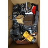 A GOOD COLLECTION OF VINTAGE CAMERAS. (qty)