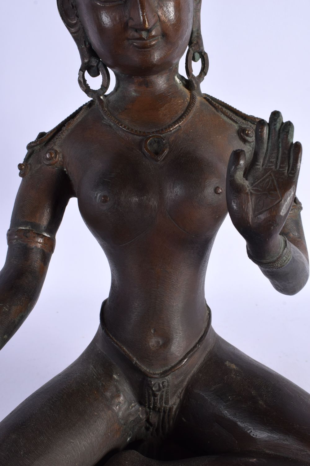 A LARGE 19TH CENTURY INDIAN BRONZE FIGURE OF A BUDDHA modelled with one hand raised. 35 cm x 22 cm. - Bild 5 aus 7