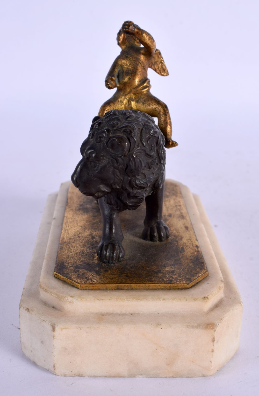 A 19TH CENTURY EUROPEAN GRAND TOUR BRONZE FIGURE OF A LION modelled upon a marble plinth. 11 cm x 11 - Bild 2 aus 6