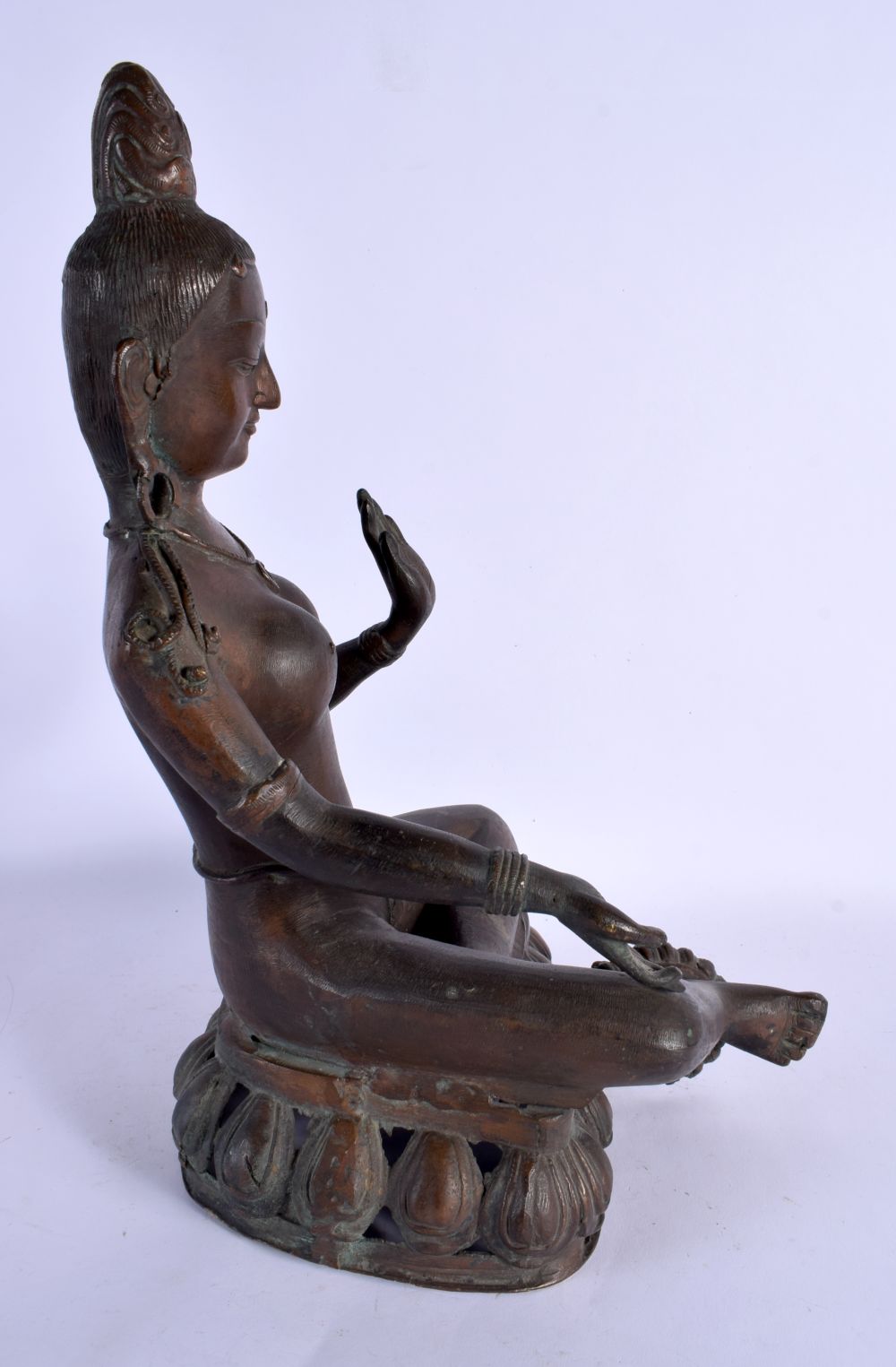 A LARGE 19TH CENTURY INDIAN BRONZE FIGURE OF A BUDDHA modelled with one hand raised. 35 cm x 22 cm. - Bild 3 aus 7