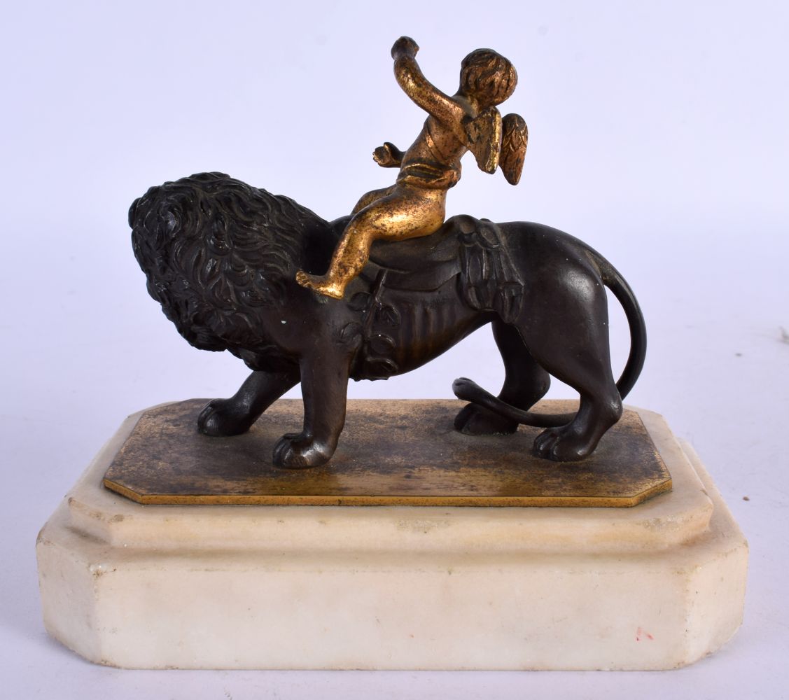 A 19TH CENTURY EUROPEAN GRAND TOUR BRONZE FIGURE OF A LION modelled upon a marble plinth. 11 cm x 11 - Bild 3 aus 6