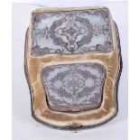 A CASED SILVER AND MOTHER OF PEARL SET COMPRISING A PURSE AND AN AIDE MEMOIRE.