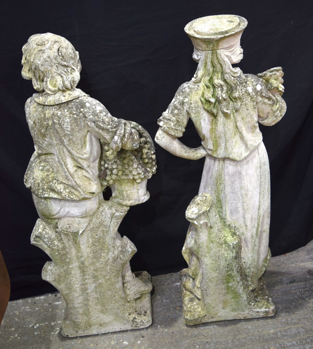 A pair of large stone statues of a boy and a girl fruit pickers from the gardens of The Burrows pri - Bild 2 aus 6