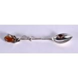 A SILVER ART NOVEAU SPOON WITH AN AMBER TYPE FINNIAL. Stamped 925, 12.8cm x 2cm, weight 17.6g