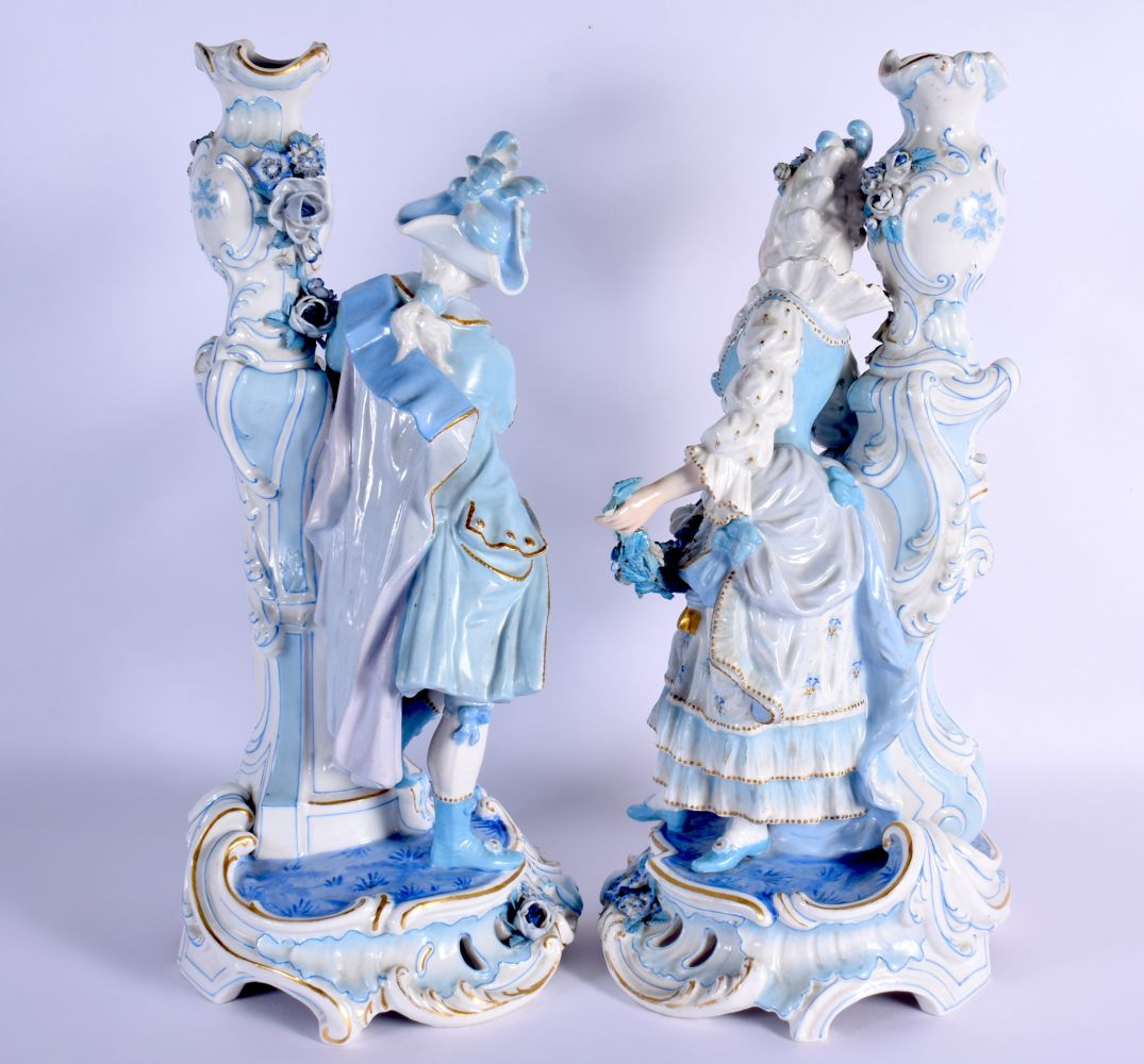 A GOOD LARGE PAIR OF 19TH CENTURY GERMAN BLUE AND WHITE PORCELAIN FIGURES modelled as a female and f - Bild 10 aus 11