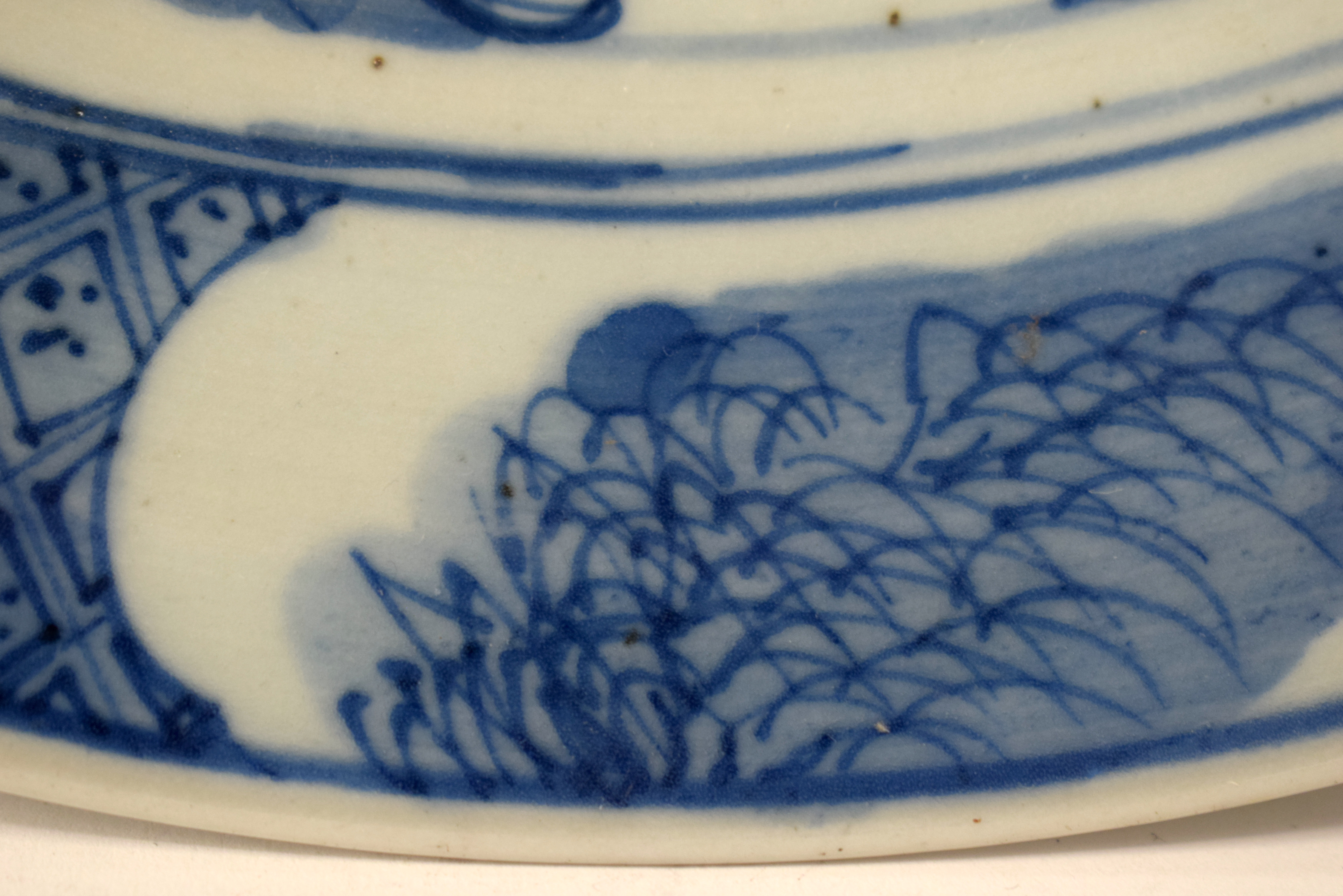 A LARGE 19TH CENTURY CHINESE BLUE AND WHITE PORCELAIN DISH Qing, painted with landscapes. 28.5 cm di - Bild 8 aus 20