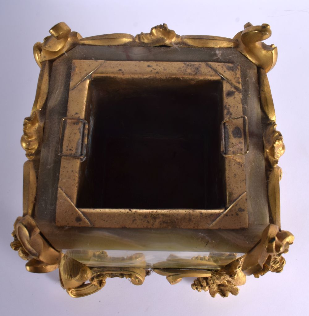 A FINE EARLY 20TH CENTURY FRENCH ORMOLU AND ONYX SQUARE FORM VASE overlaid with foliage and vines. 2 - Bild 5 aus 6