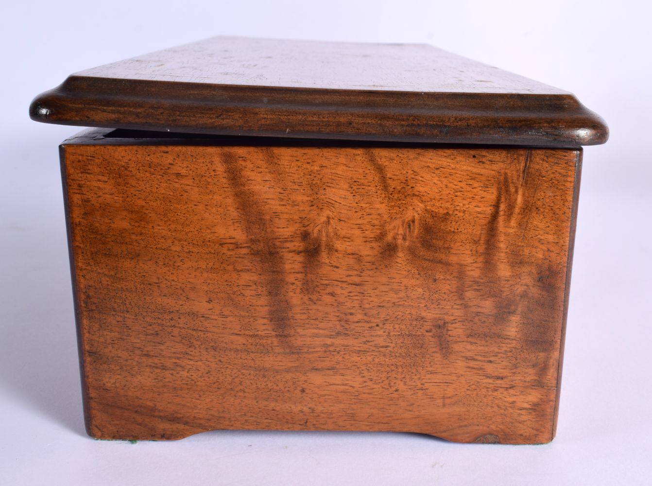 A LATE 19TH CENTURY SWISS MUSICAL BOX playing eight airs. 42 cm x 18 cm. - Bild 3 aus 12