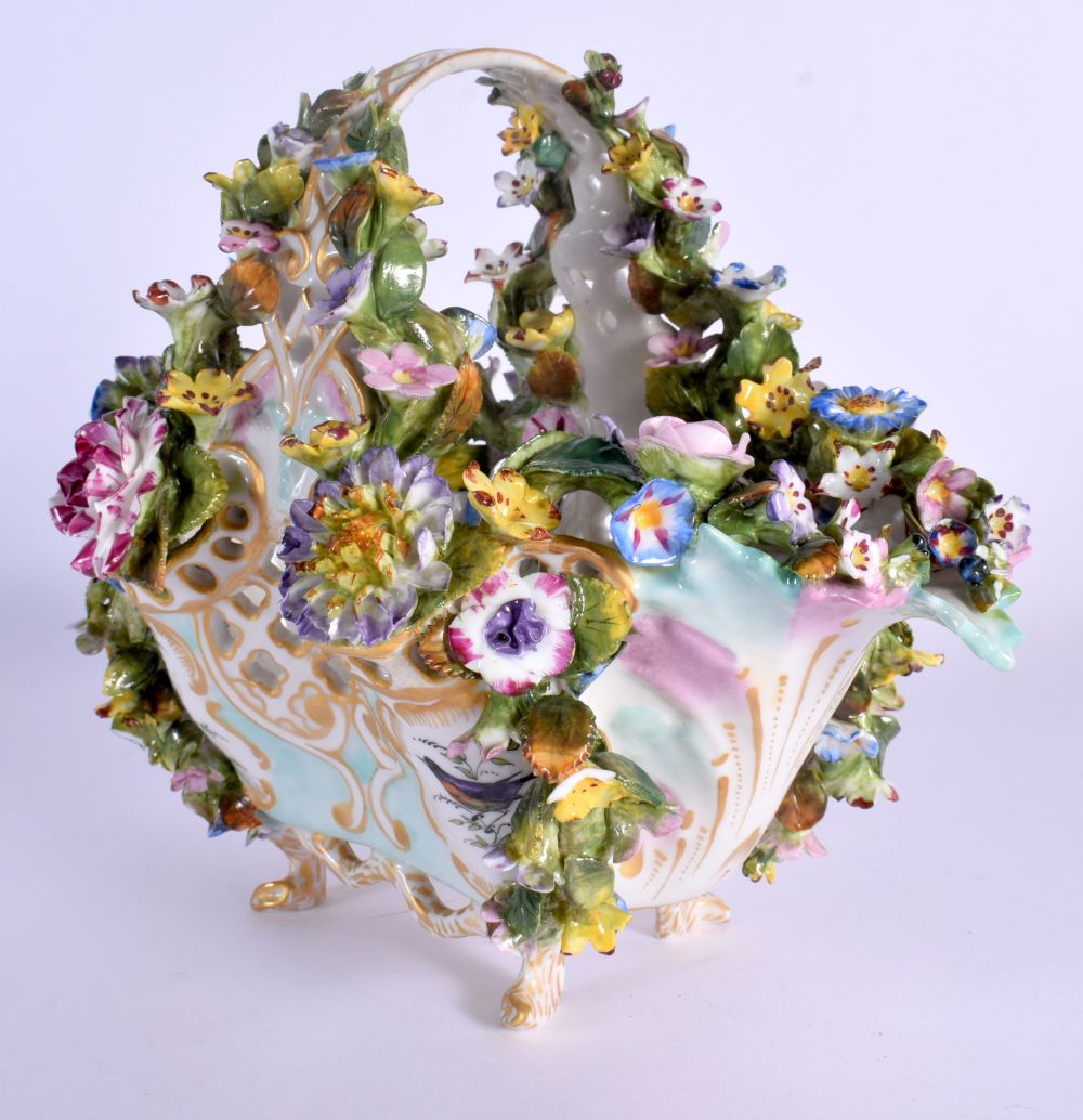 A MID 19TH CENTURY CONTINENTAL PORCELAIN BASKET encrusted all over with foliage, painted with birds. - Bild 4 aus 6