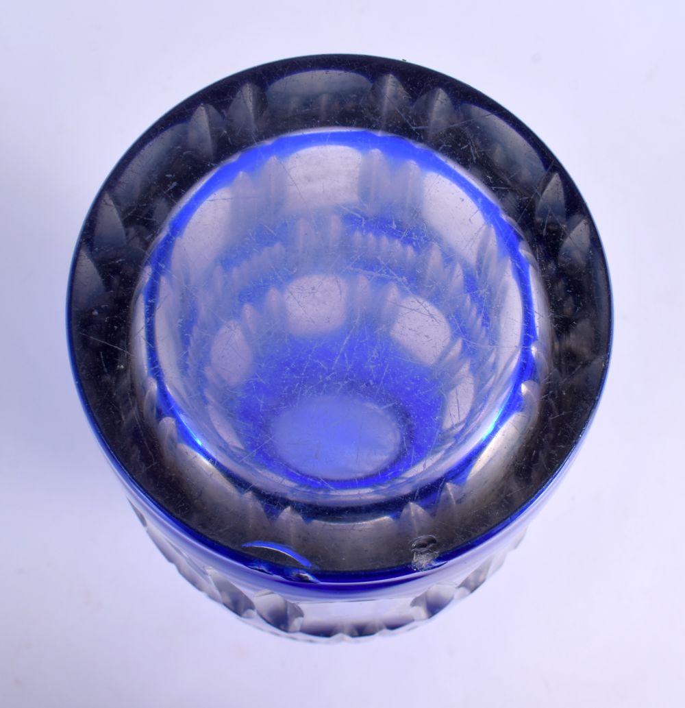 FOUR BOHEMIAN BLUE FLASH GLASS ITEMS including a thistle cut bowl. Largest 30 cm high. (4) - Bild 11 aus 11