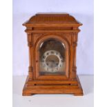 An Oak cased chiming mantle clock 46 x 35 cm