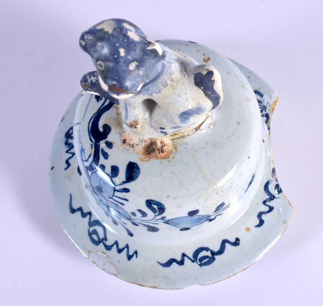 A PAIR OF 19TH CENTURY DELFT BLUE AND WHITE TIN GLAZED VASES AND COVERS painted with ships and lands - Bild 3 aus 6