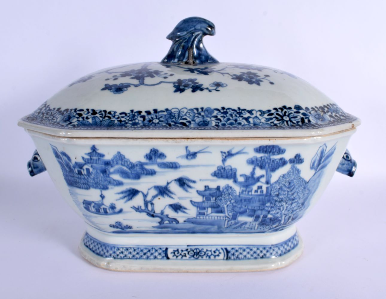 A GOOD LARGE 18TH CENTURY CHINESE BLUE AND WHITE EXPORT TUREEN AND COVER with matching stand. 38 cm - Bild 4 aus 40