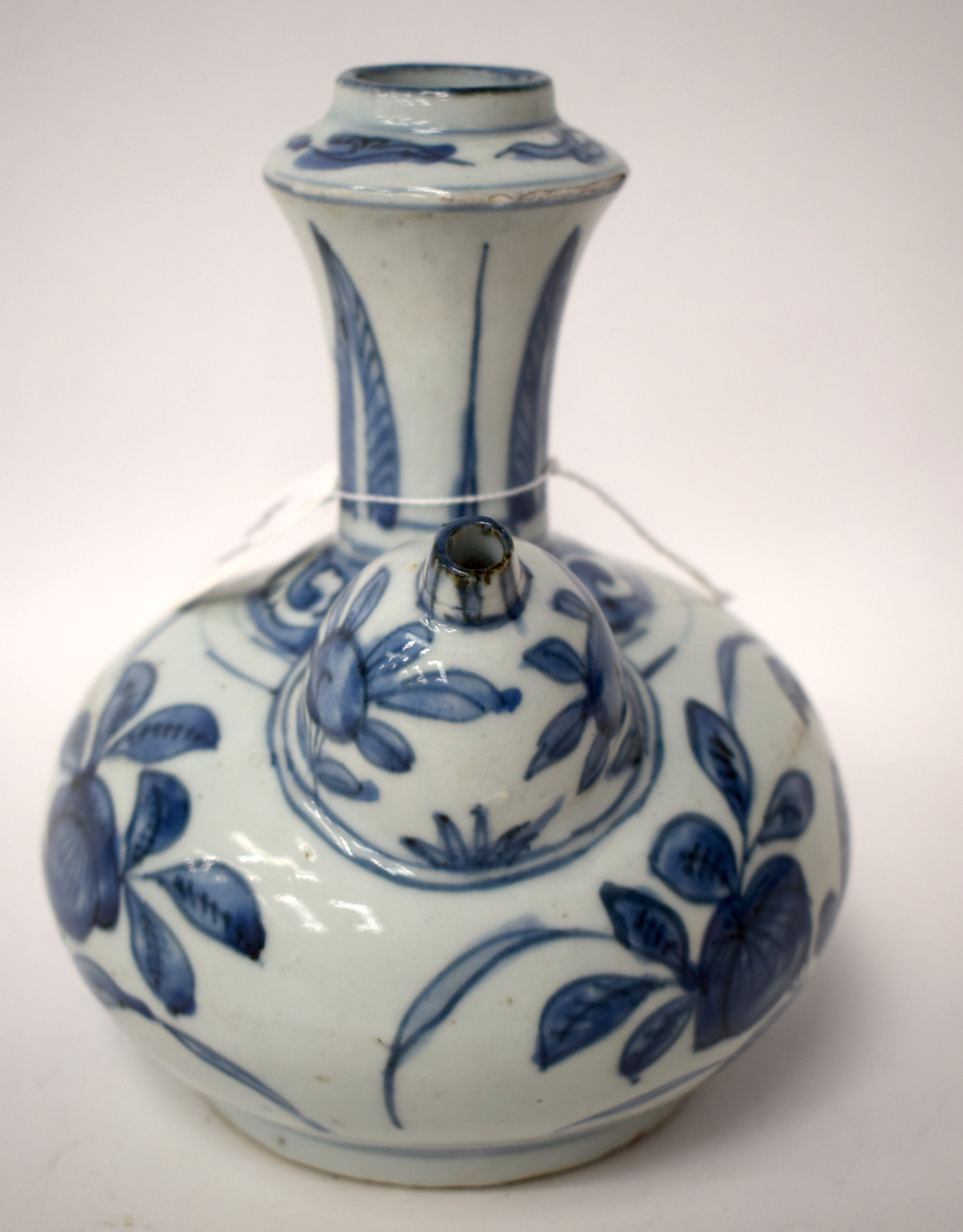 A 17TH CENTURY CHINESE BLUE AND WHITE PORCELAIN KENDI Ming, painted with birds amongst foliage and v - Bild 9 aus 17