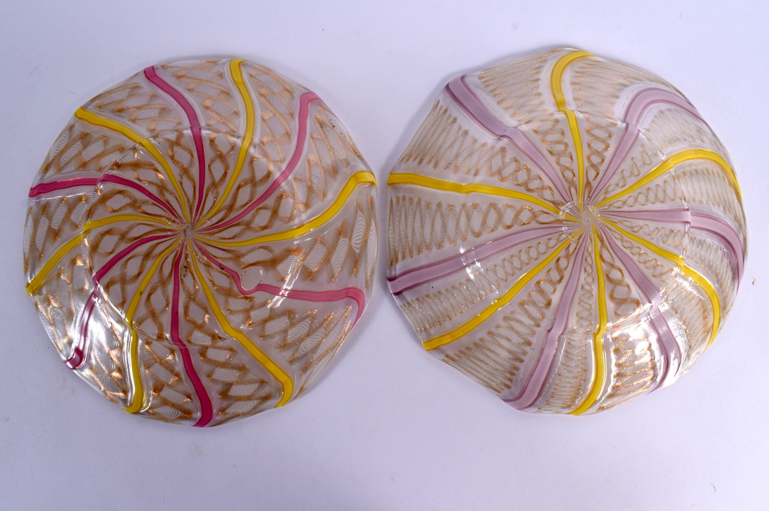 AN UNUSUAL PAIR OF EARLY 20TH CENTURY GLASS TWIST PLATES with pink swirling decoration. 19 cm wide. - Bild 2 aus 2