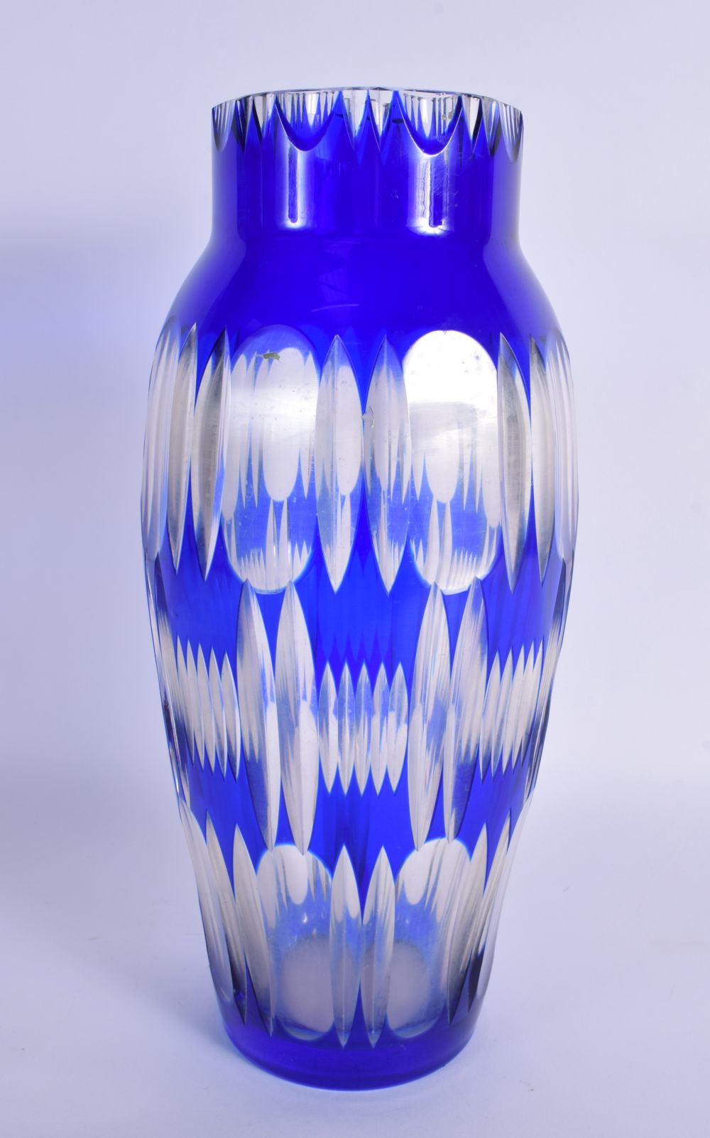 FOUR BOHEMIAN BLUE FLASH GLASS ITEMS including a thistle cut bowl. Largest 30 cm high. (4) - Bild 9 aus 11