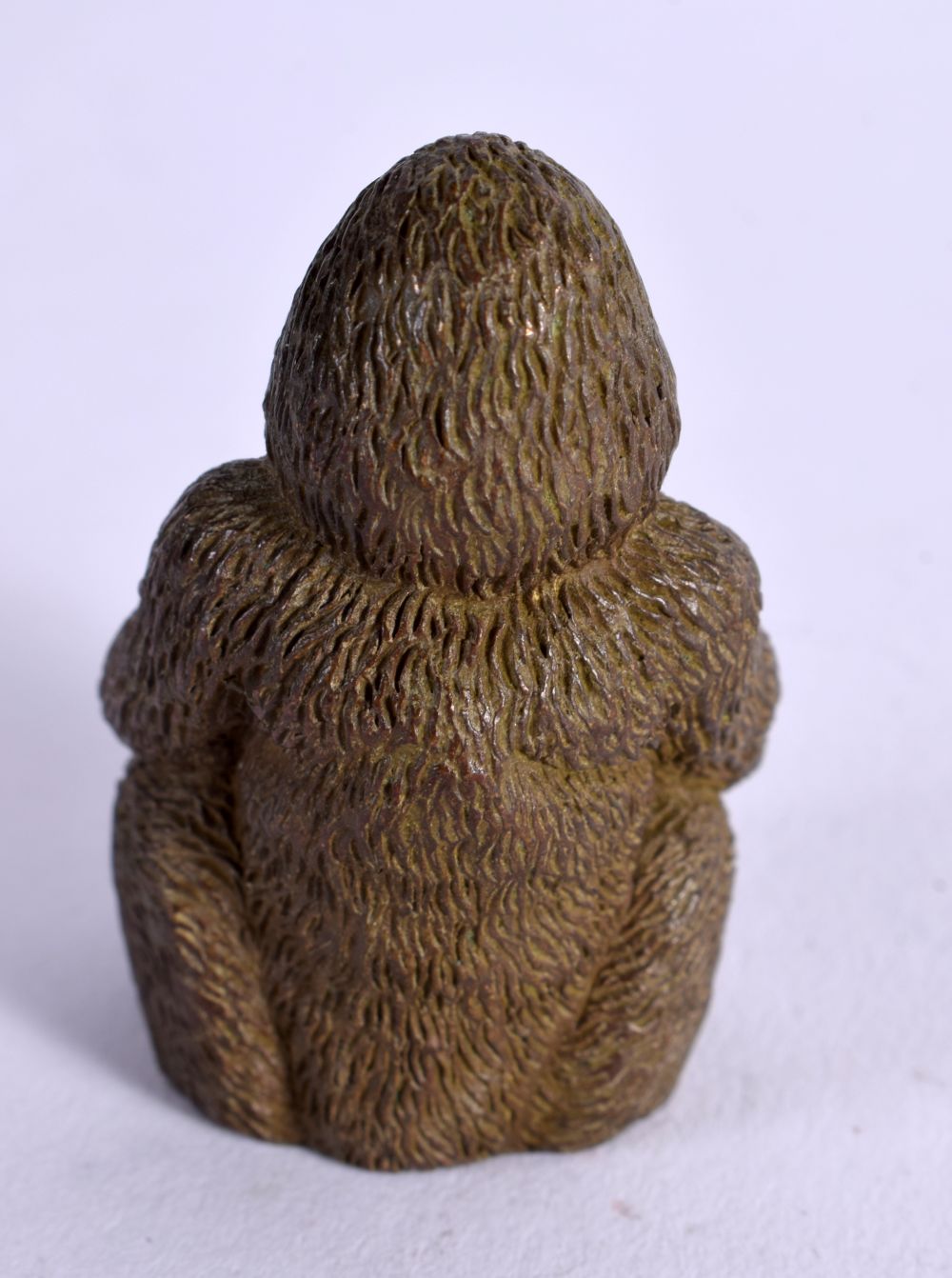 A BRONZE OF A SEATED GORILLA. 4.6cm x 3cm X 2.8cm, weight 127g - Bild 2 aus 3