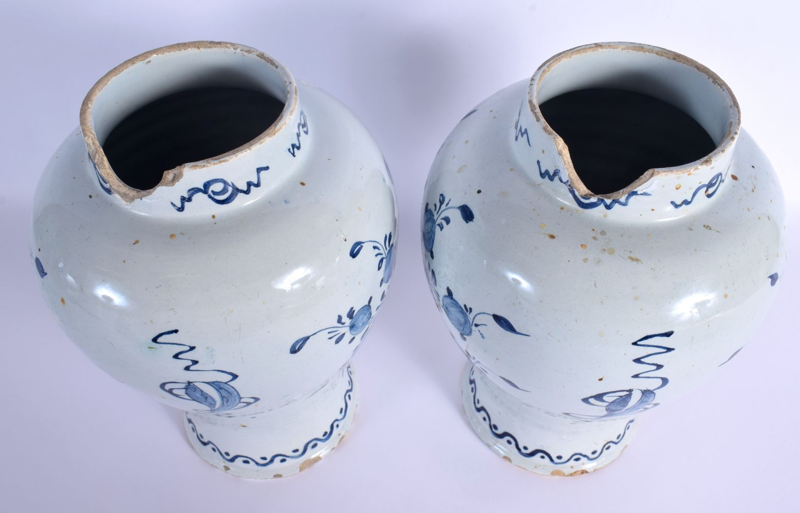 A PAIR OF 19TH CENTURY DELFT BLUE AND WHITE TIN GLAZED VASES AND COVERS painted with ships and lands - Bild 5 aus 6