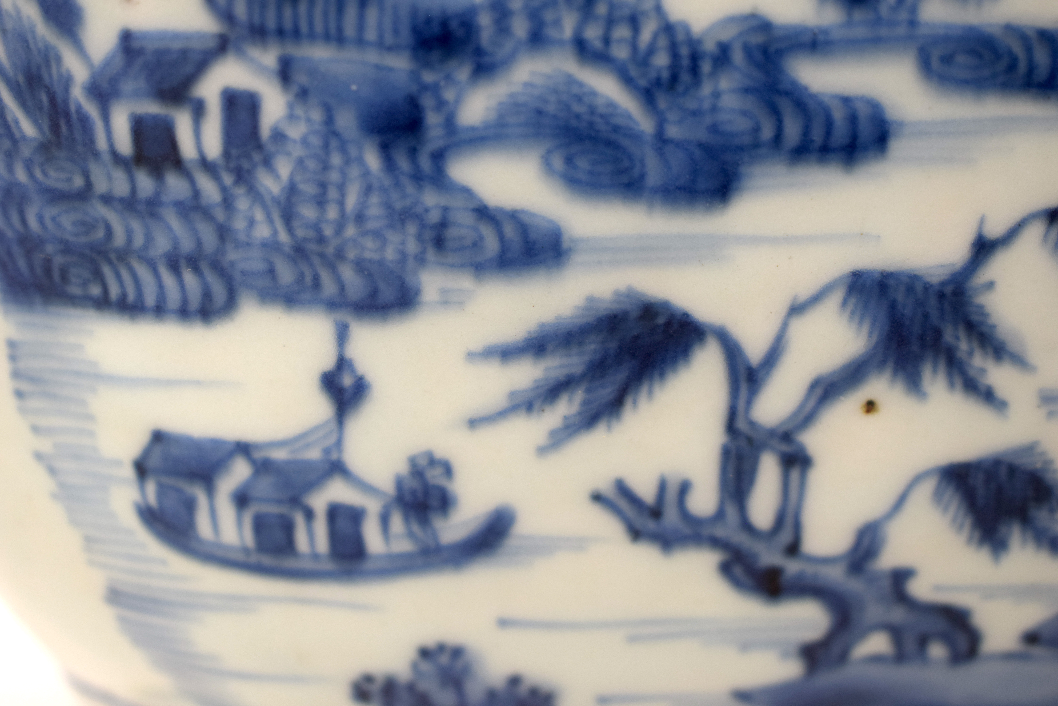 A GOOD LARGE 18TH CENTURY CHINESE BLUE AND WHITE EXPORT TUREEN AND COVER with matching stand. 38 cm - Bild 24 aus 40