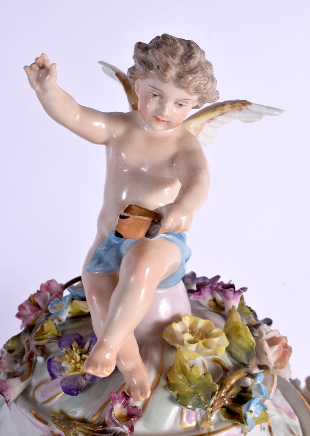 A LARGE EARLY 20TH CENTURY GERMAN PORCELAIN VASE AND COVER with figural cherub supports. 42 cm x 24 - Bild 2 aus 9