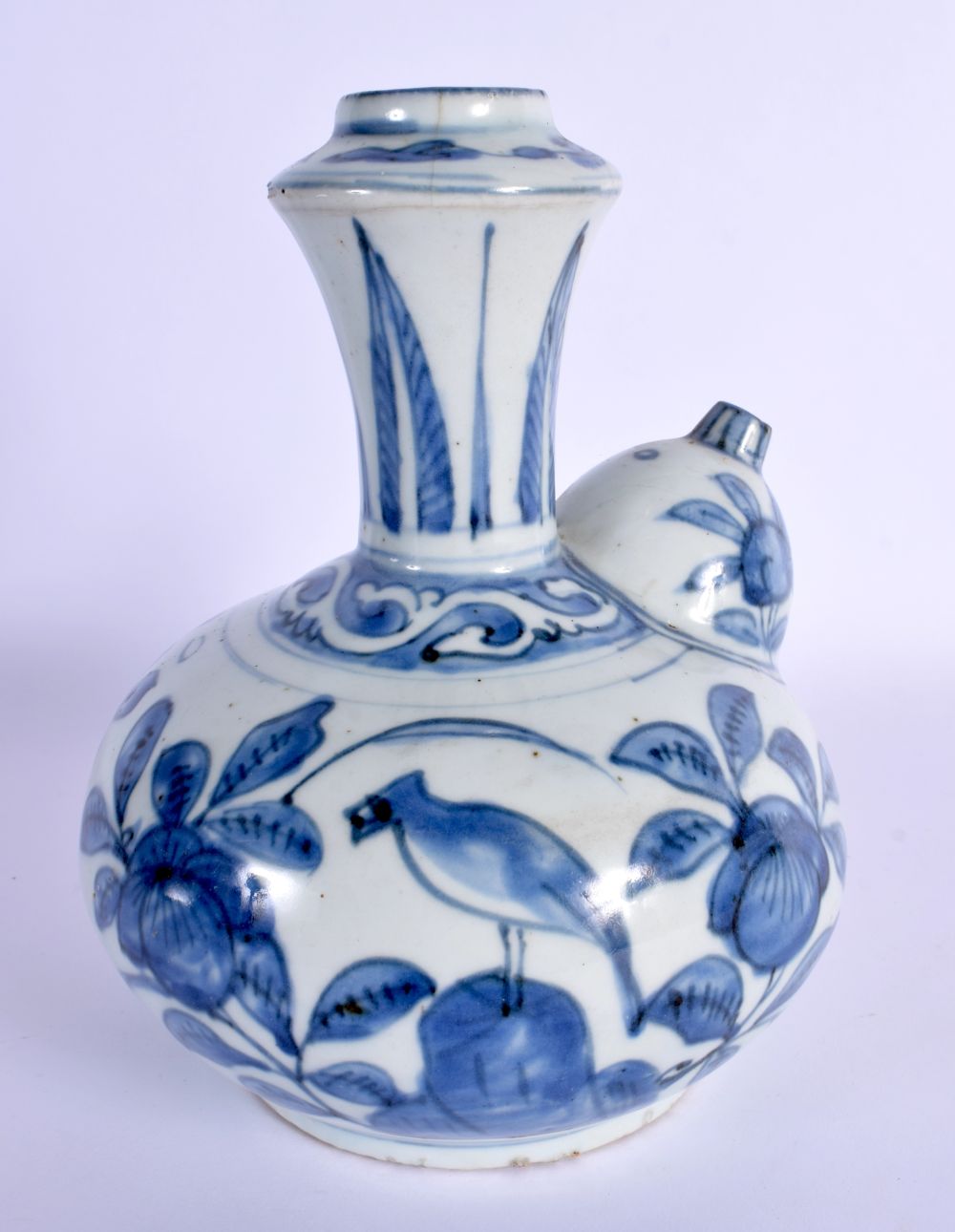 A 17TH CENTURY CHINESE BLUE AND WHITE PORCELAIN KENDI Ming, painted with birds amongst foliage and v - Bild 3 aus 17