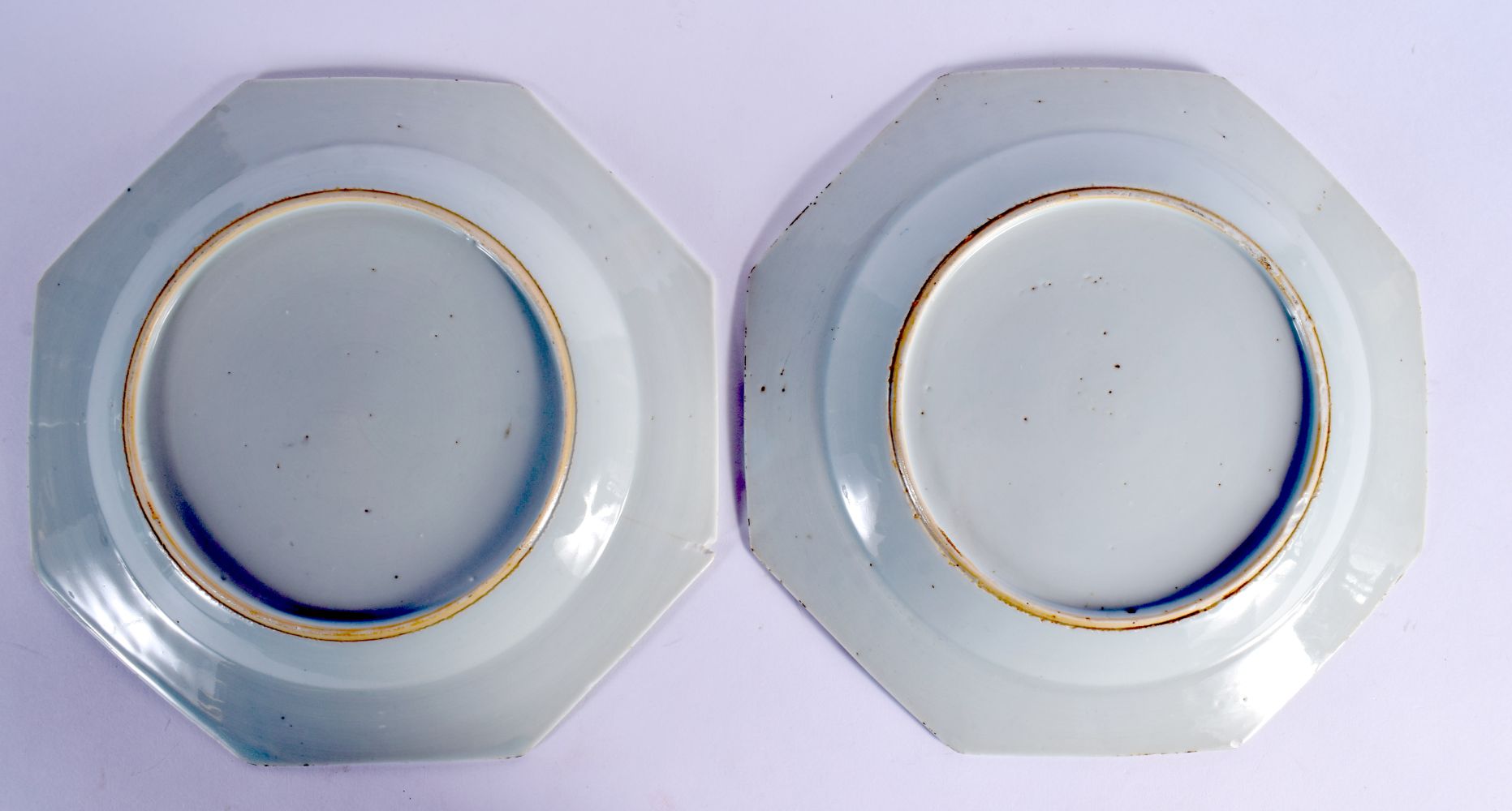 A PAIR OF 18TH CENTURY CHINESE BLUE AND WHITE EXPORT PLATES Qianlong. 21 cm wide. - Bild 2 aus 2